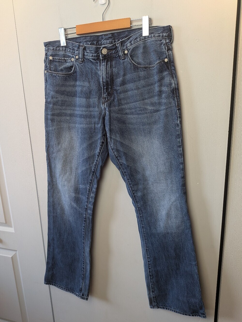 GAP Men Straight Leg Jeans Size 34x32 Zipper Button Closure Classic Denim